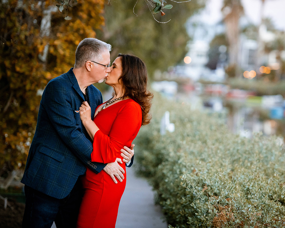 Orna and Matthew Walters romantic kiss at the Venice Beach canals.